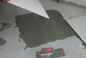 ปูกระเบื้องด้วยปูนกาว