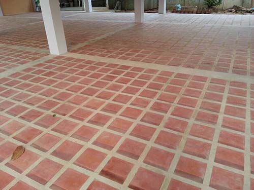 ปูกระเบื้องดินเผา